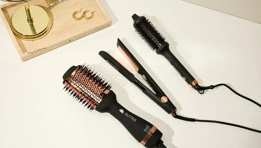 Herramientas infrarrojas para el cabello Sutra Beauty sobre una superficie blanca que muestran tecnología innovadora para el cuidado del cabello.