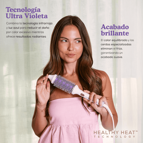Mujer usando cepillo térmico ultravioleta con tecnología Healthy Heat para un acabado brillante y sin daño por calor.
